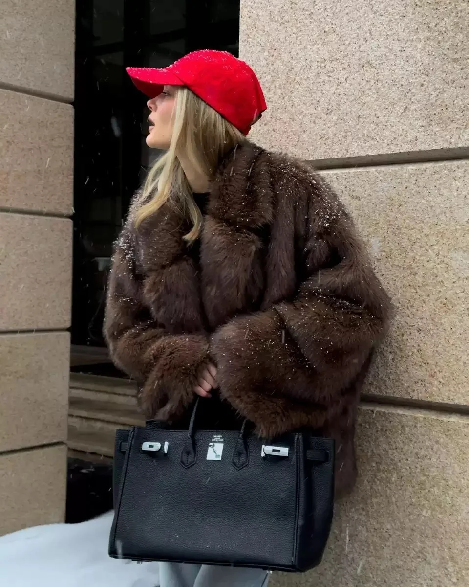 معطف دافئ سميك بياقة من الفرو الصناعي على الطراز الحضري الأنيق للنساء، ملابس خارجية عصرية للفتيات الحارة، سترة قطيفة ناعمة