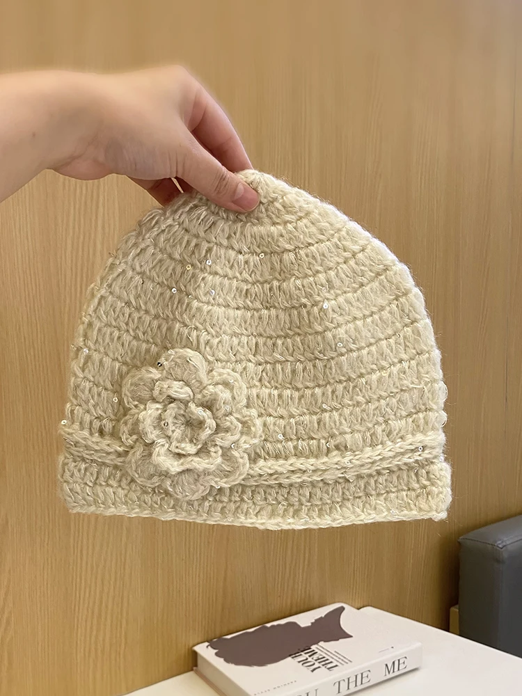 

A Unique Women's Beret Hand-crocheted Flower Pullover An Elegant and Versatile Sequined Headpiece for Autumn and Winter Hat