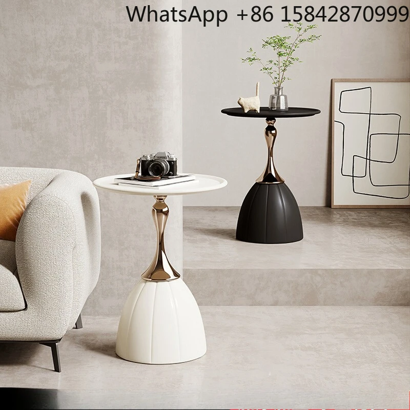 軽くて豪華なリビングルームのソファエッジ