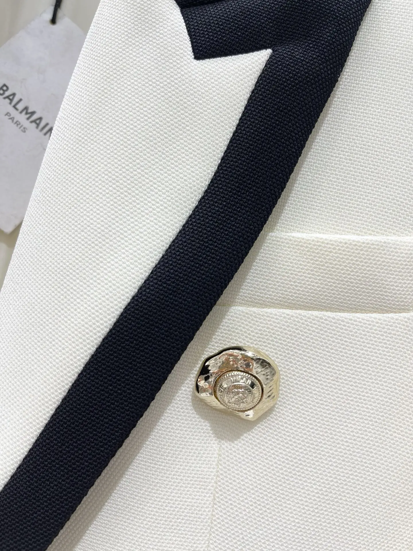2026 color-matching binding + double-button design. The slim-fit style highlights your figure and gives a professional look. It