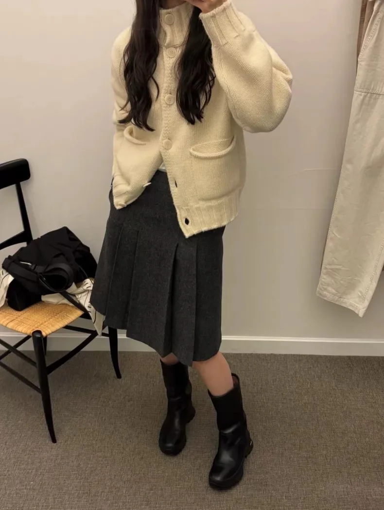 Zestaw damski: dzianinowy kardigan na ramiączkach i spódnica, jesienno-zimowy, elegancki komplet, wysoki stan, jednolity kolor.
