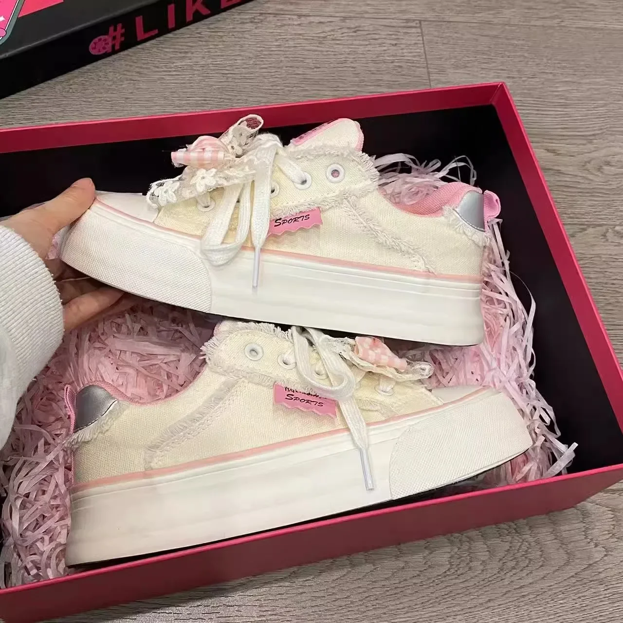 

Ярко-розовые парусиновые туфли для женщин, весна-осень, новые дизайнерские модные повседневные женские вулканизированные туфли на платформе с кружевом и бантом