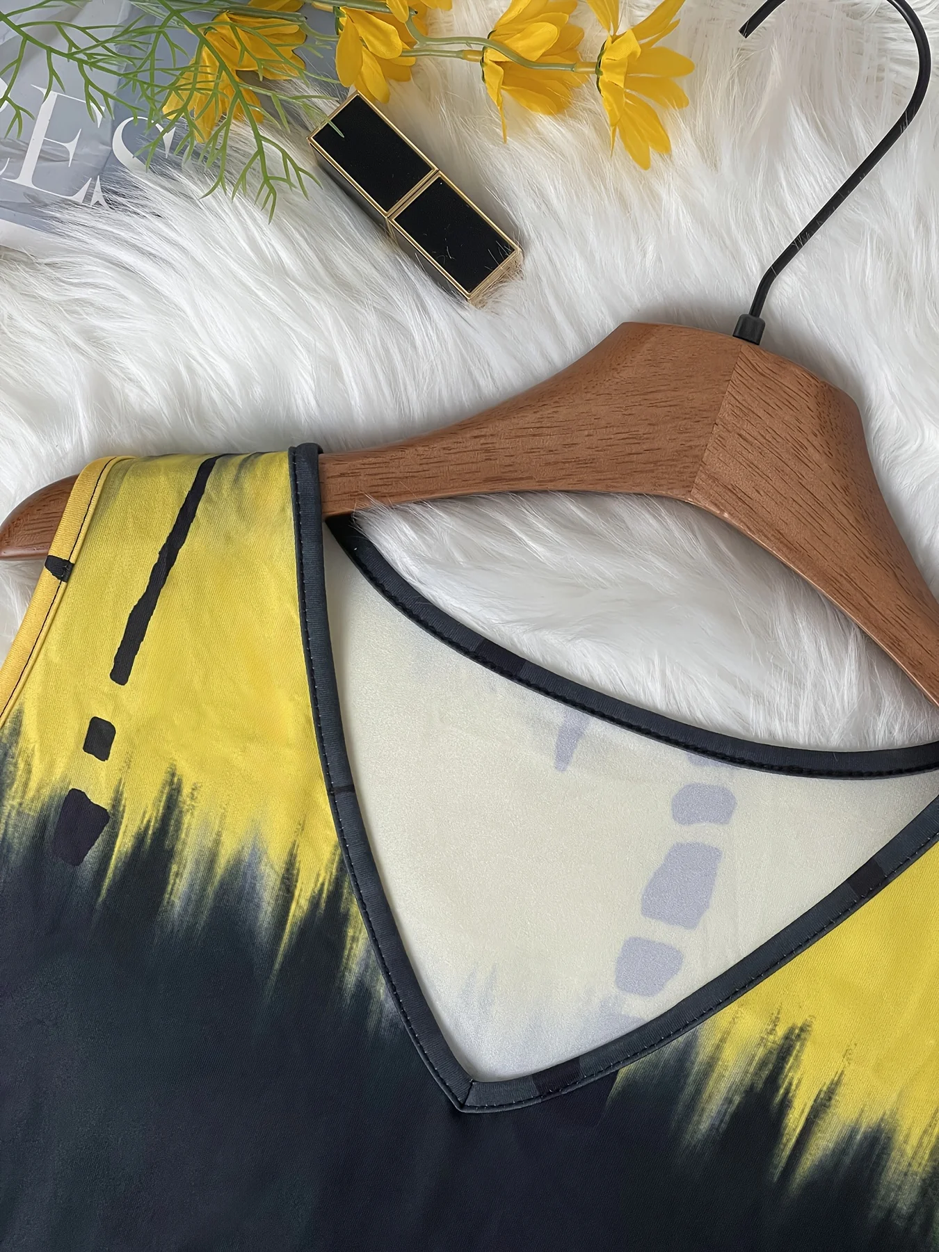 Schickes ärmelloses V-Ausschnitt-Kleid für große Größen mit Batikmuster – Detail 3