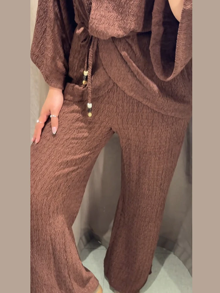 Texturiertes Spitzen-Oberteil mit V-Ausschnitt und Schnürung, Hosenanzüge für Damen, sexy Oberteile mit Fledermausärmeln und geraden Hosen mit hoher Taille, bezaubernde Damen-Outfits – Detail 12