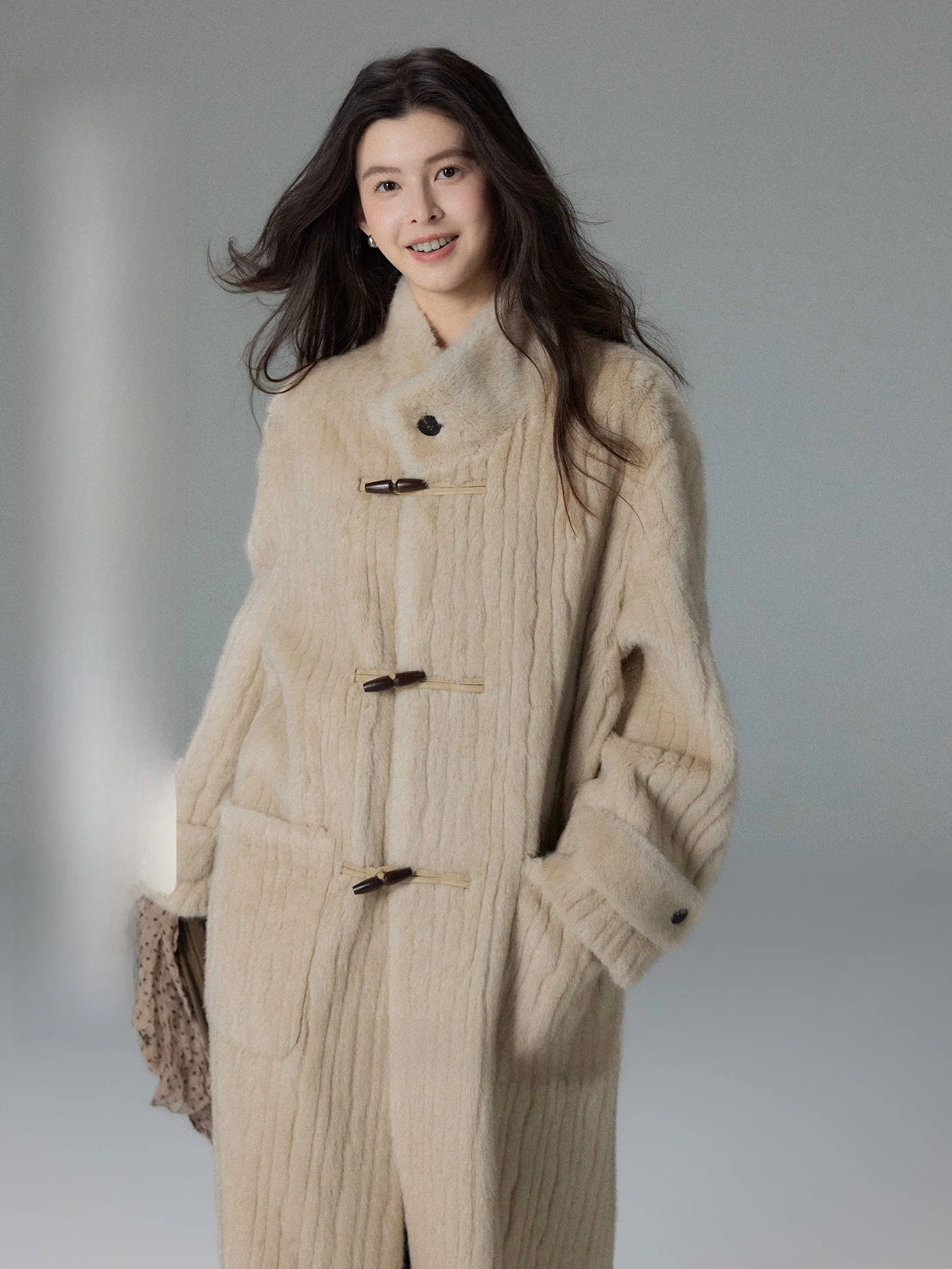 

Warm Thiened eepskin Coat Women's Stand Collar Overcoat with Horn Buttons Faux Fur Inteated Knee-Length Commute Sle