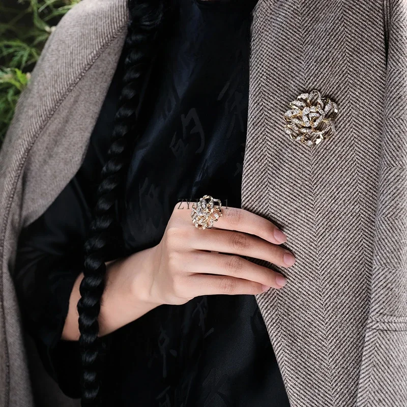 Broche chapado en oro de peonía hueca, Pin de diseño chino con incrustaciones de circón, broche para Collar femenino, regalo para mamá