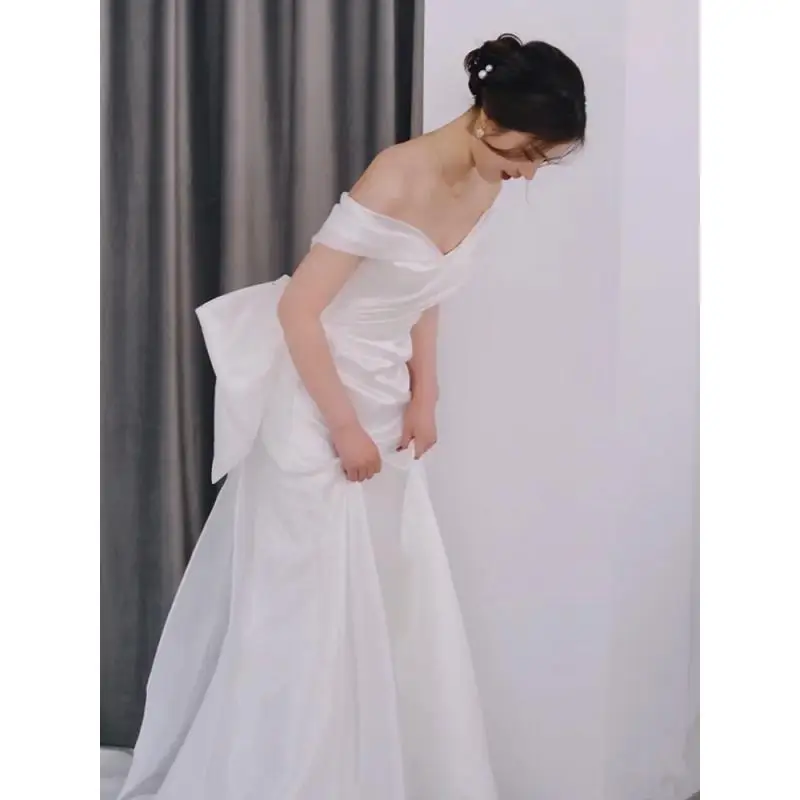 Une robe de mariée légère initiée, robe de mariée simple dos nu, robe blanche élégante avec nœud, grande taille personnalisée