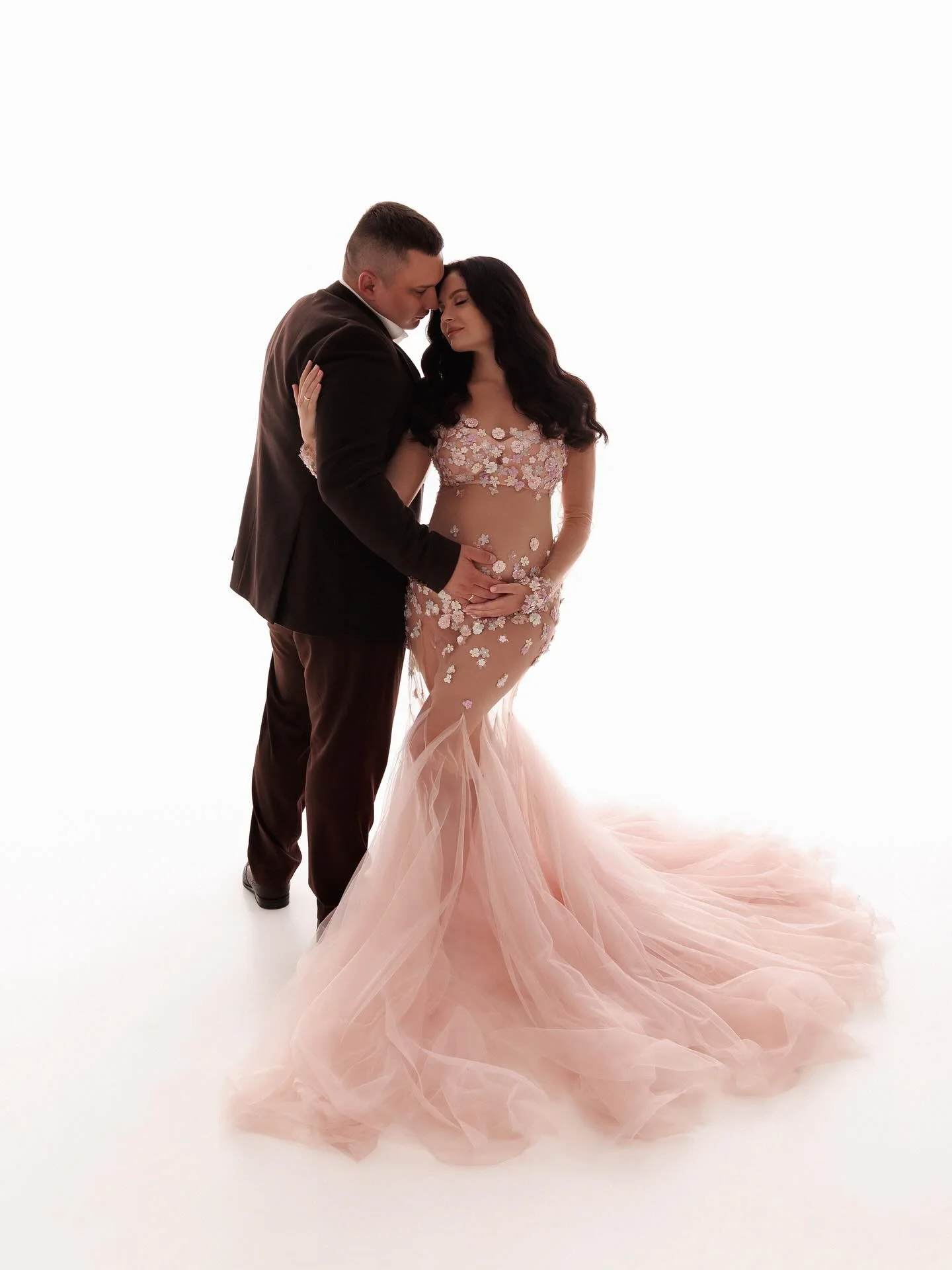 魅力的なピンクの花柄マタニティフォトシュートドレス シアー長袖 ソフトチュールフラワーマタニティドレス シアーベビーシャワードレス