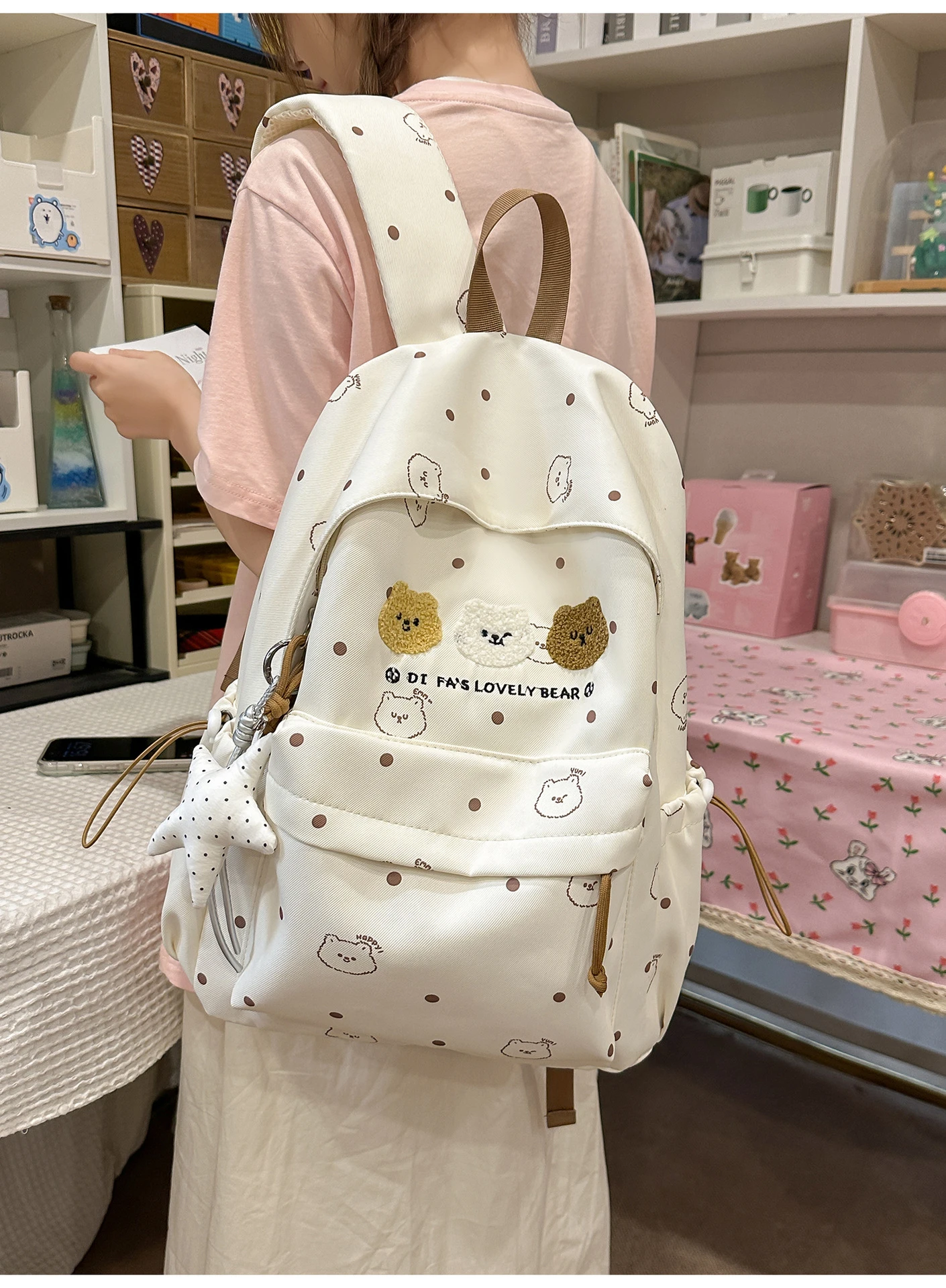 Neuer Studenten-Tagesrucksack aus Canvas für Damen mit Punktdruck und Flauschigem Bären-Patch, Leichte Schultasche für Teenager mit Stern-Anhänger – Detail 19