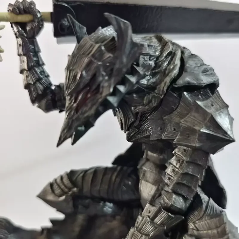 

Брендовая фигурка Berserk Warrior Berserker Armor Battle-Damaged Guts, коллекция моделей, орнамент, периферийные устройства в стиле аниме, подарки на день рождения