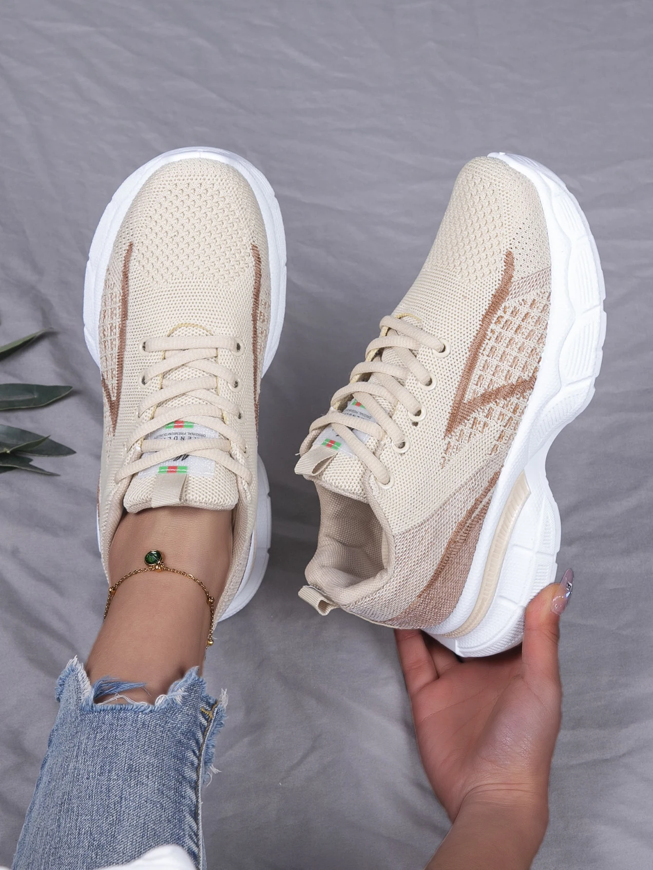 Spring new women\'s sports shoes, fashionable, breathable, lightweight, non-slip, wear-resistant, casual sports shoes, flat shoes