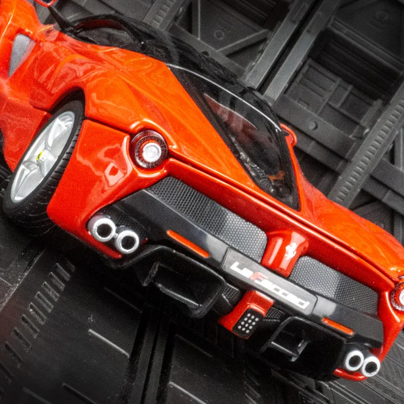 

Модель автомобиля Bburago 1:24 Ferrari из сплава, статическая, подходит для коллекции и может быть подарена друзьям на день рождения.
