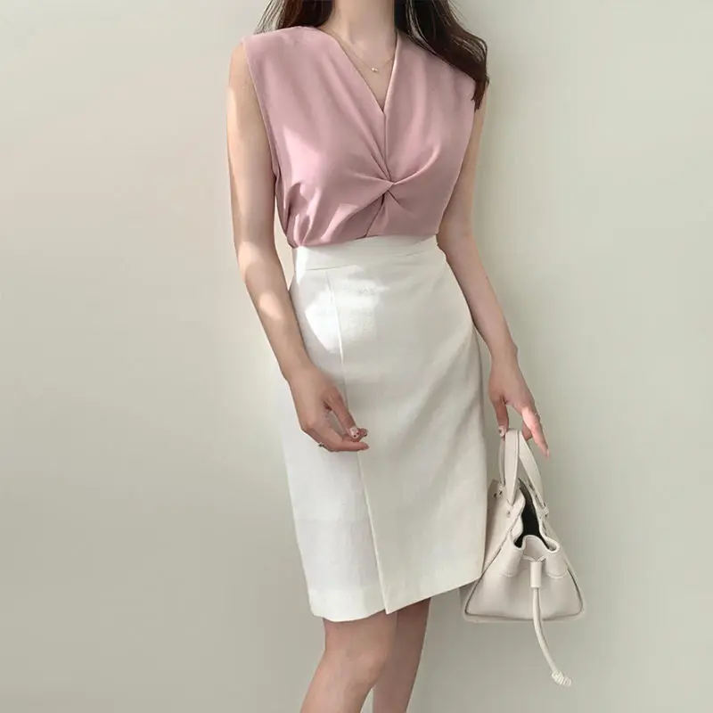 Summer New White V Neck Pleated Shirt Tops Sleeveless Solid Color Off Shoulder Elegant Blouse Temperament Fashion Women Clothing