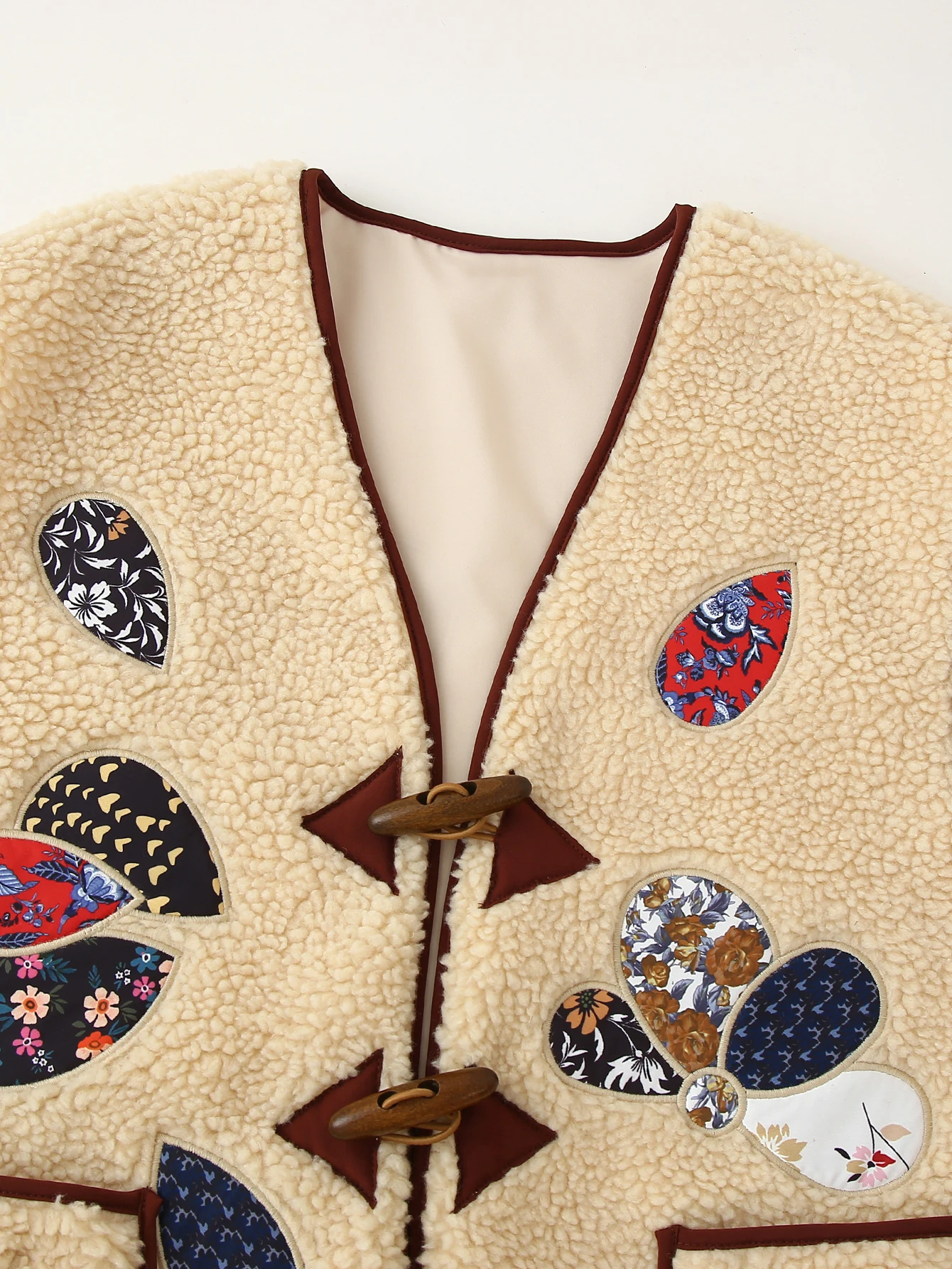 الخريف الملابس النسائية الجديدة النمط الأوروبي والأمريكي تصميم الشعور الأزياء تنوعا ملصق مطرز سترة صوف الضأن