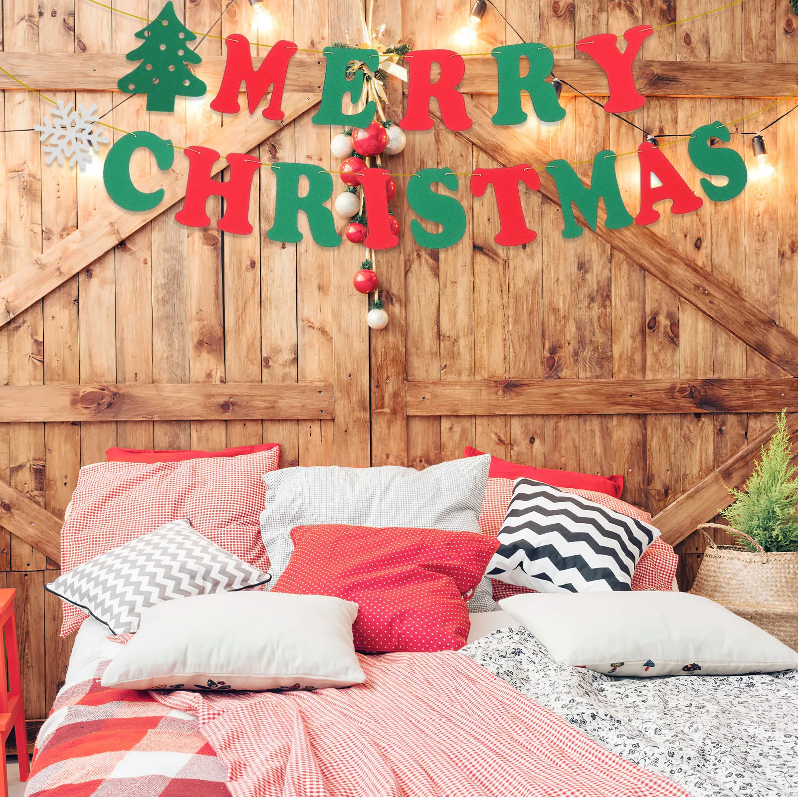 

15Pcs Merry Christmas Banner Christmas Decoration Bunting Set Red Green White Felt Flags 15x15cm 28M Length for Indoor Outdoor