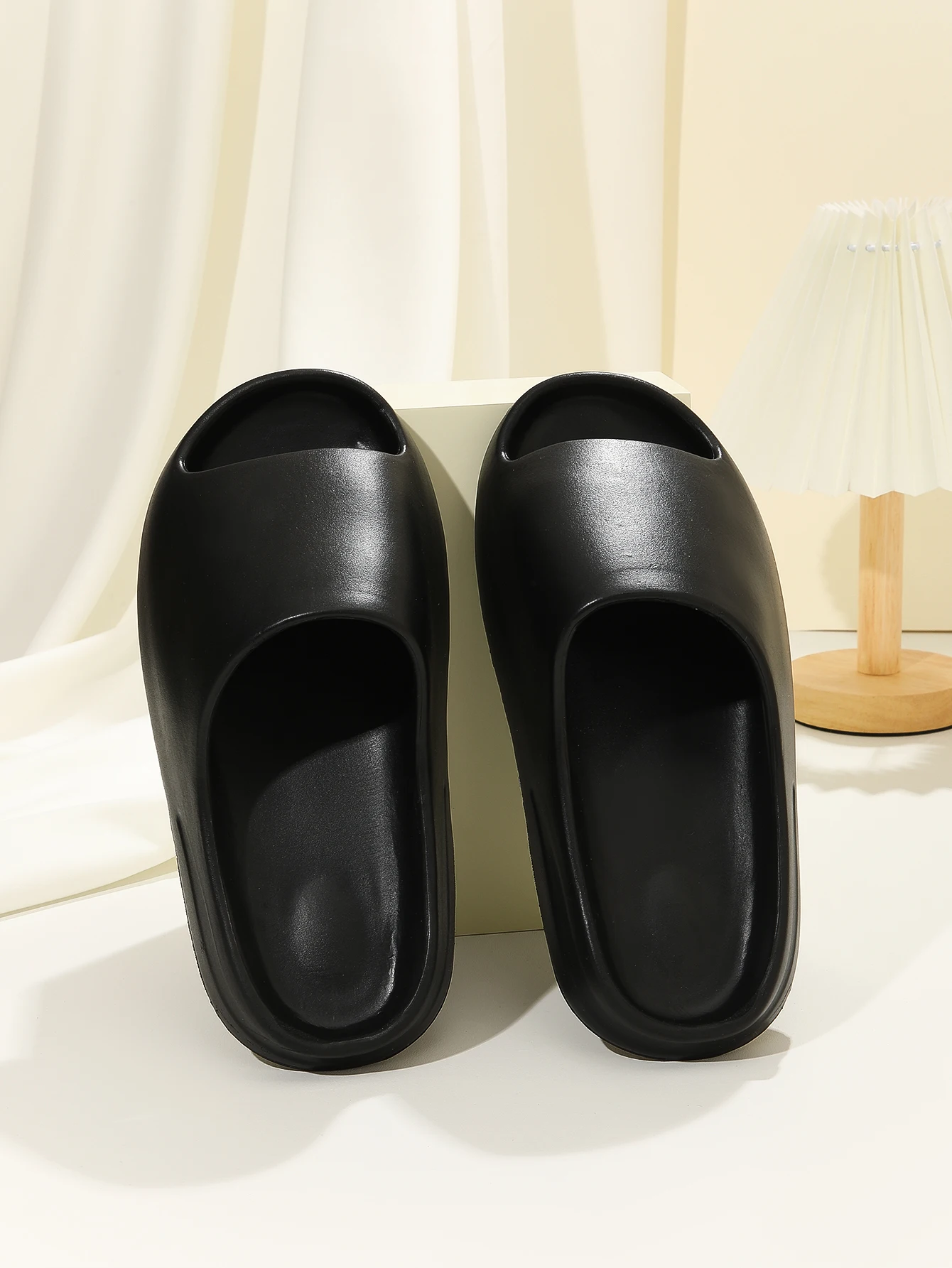 

Мужские тапочки на толстой подошве с ощущением какашек, мужские летние новые домашние нескользящие тапочки для ванной комнаты для мужчин, которые можно носить на улице