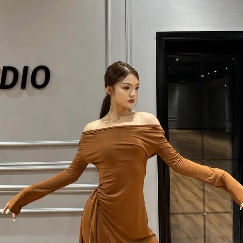 Dopasowany strój do tańca latynoamerykańskiego: bluzka z odkrytymi ramionami, długi rękaw, bluza z kapturem, spodnie z rozszerzanymi nogawkami, szary garnitur, do nauki, ćwiczeń i występów tanecznych.