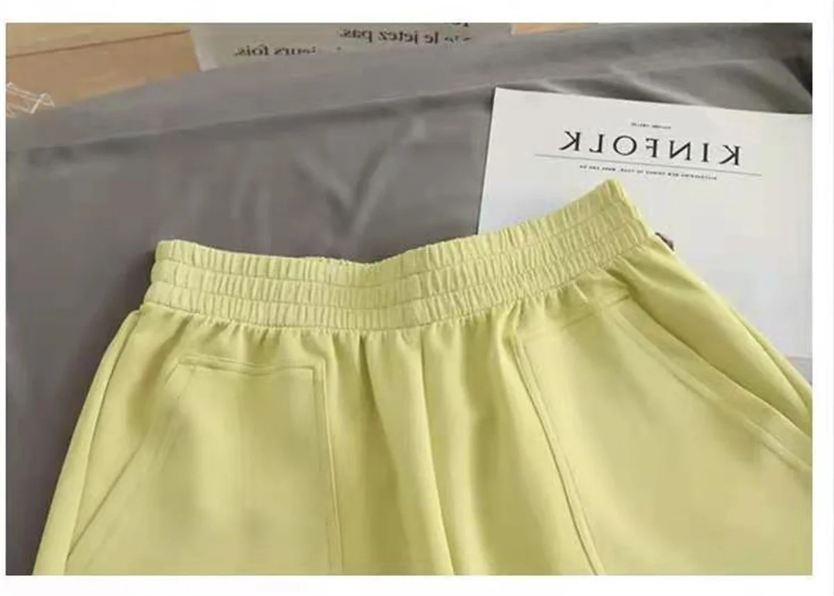 Sommer 2026 Neue Koreanische Damen-Shorts: Modische Freizeitshorts mit Elastikbund, Großen Taschen und Weitem Bein in Unifarben – Detail 9