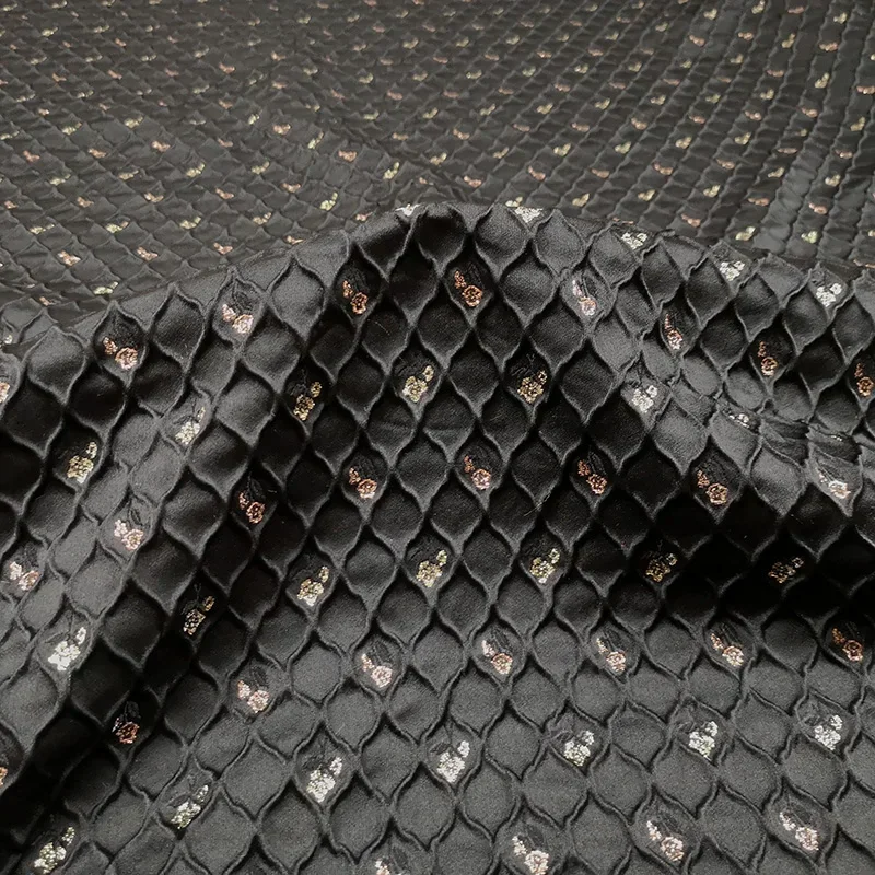 

Темная жаккардовая парчовая ткань с тиснением, однотонное черное модное платье, плащ, ткань для костюма, шитье своими руками на метр, материал