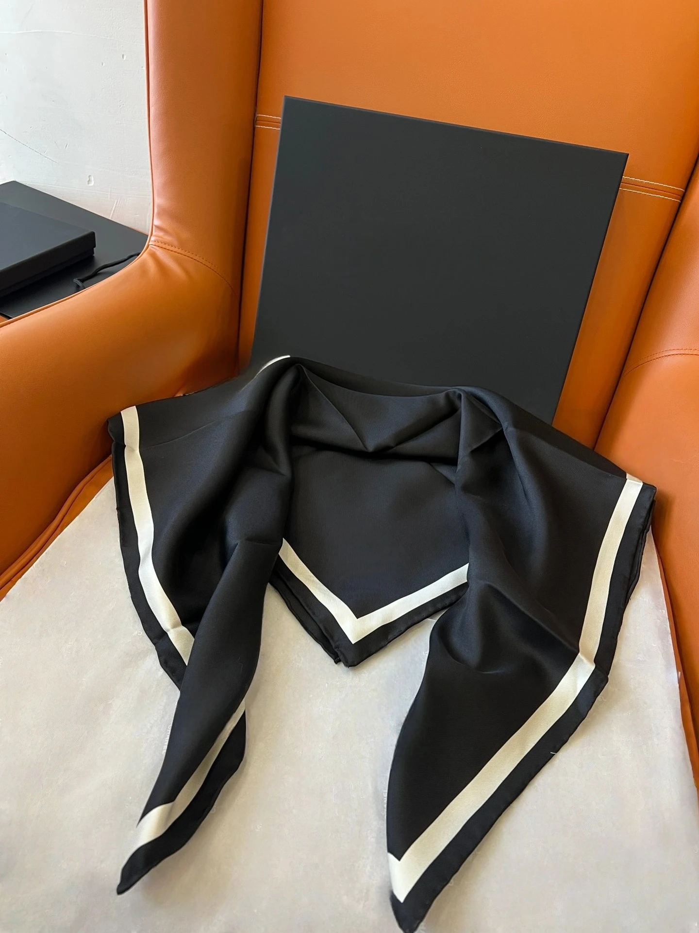 sciarpa-di-seta-di-lusso-da-donna-classica-bicolore-bianco-e-nero-sciarpa-scialle-quadrato-in-seta-versatile-per-primavera-estate-ideale-per-il-pendolarismo