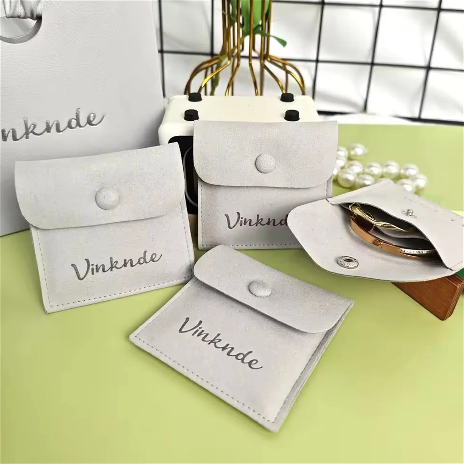 Pochettes à bijoux de luxe en daim microfibre, Logo personnalisé en vrac 7x7cm, avec compartiment à boutons à rabat, pochettes pour bagues, boucles d'oreilles et colliers