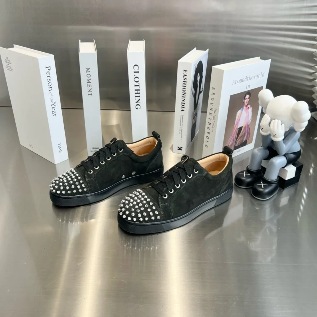 

New Luxury White Leather Low Top Sneakers Men with Spikes Toe Red Bottoms Casual Skate Shoes Male Flat Trainers Lace Up