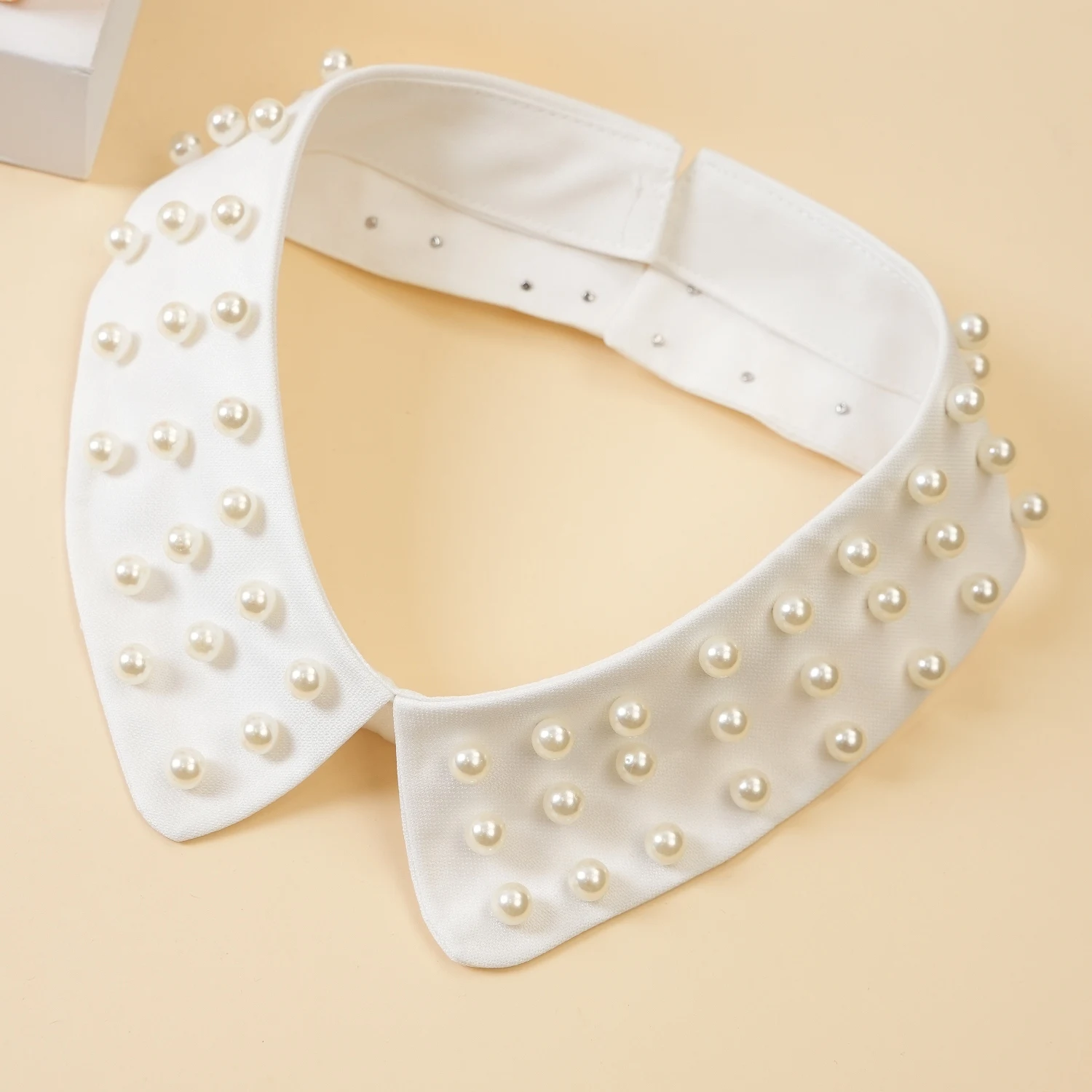 Цельный роскошный женский искусственный воротник нового стиля с высококачественным и изысканным мастерством с прошитым вручную жемчугом. Это