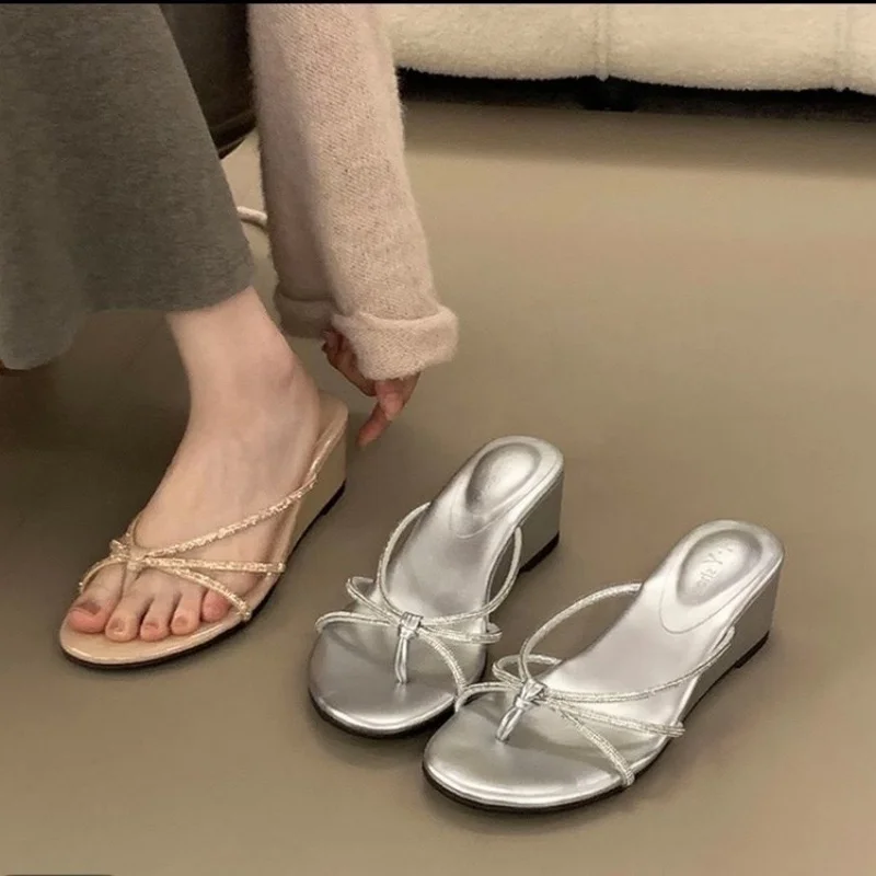 Sommerlicher Verkaufsschlager: Modische, neue, elegante und sexy Freizeit-Strandslipper für Damen mit runder Zehenpartie und dicker Sohle