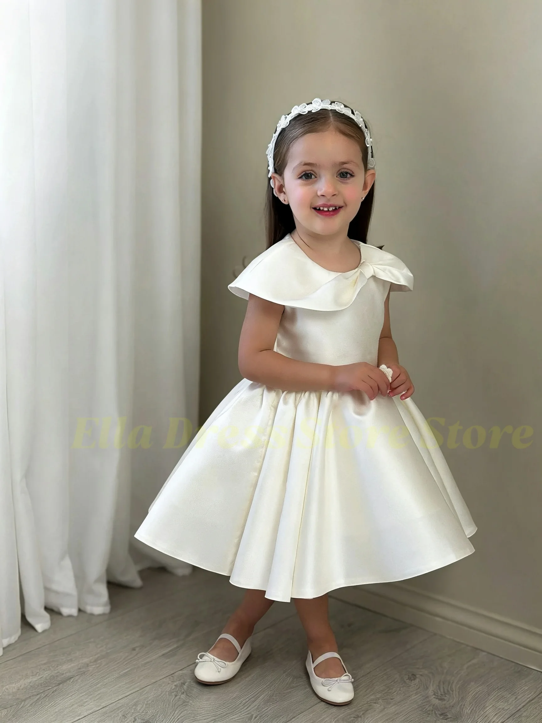 Maßgeschneidertes Blumenmädchenkleid für Hochzeiten, Elfenbeinfarbenes Satin-Minikleid, Elegantes, Niedliches A-Linien-Kleid mit Schleife für Erstkommunion und Geburtstag, Großhandel – Detail 4