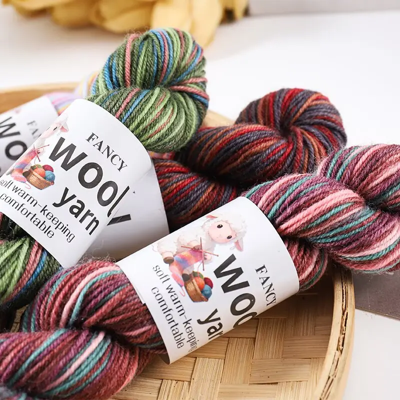 3 rollos de hilo de lana colorido con efecto degradado, 50 g por rollo, total 150 g, hilo de ganchillo y tejido de colores intensos, adecuado para principiantes, se puede utilizar para tejer chalecos, suéteres, bufandas, gorros, mantas, abrigos y artículos decorativos, etc. Para Artesanías Hechas a Mano