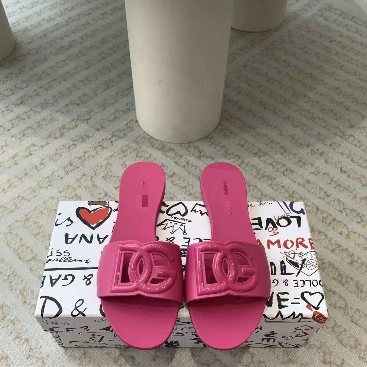 Новинка лета 2024, цельные женские босоножки на плоской подошве с открытым носком в Европе и Америке, подходят для верхней одежды, противоскользящие.