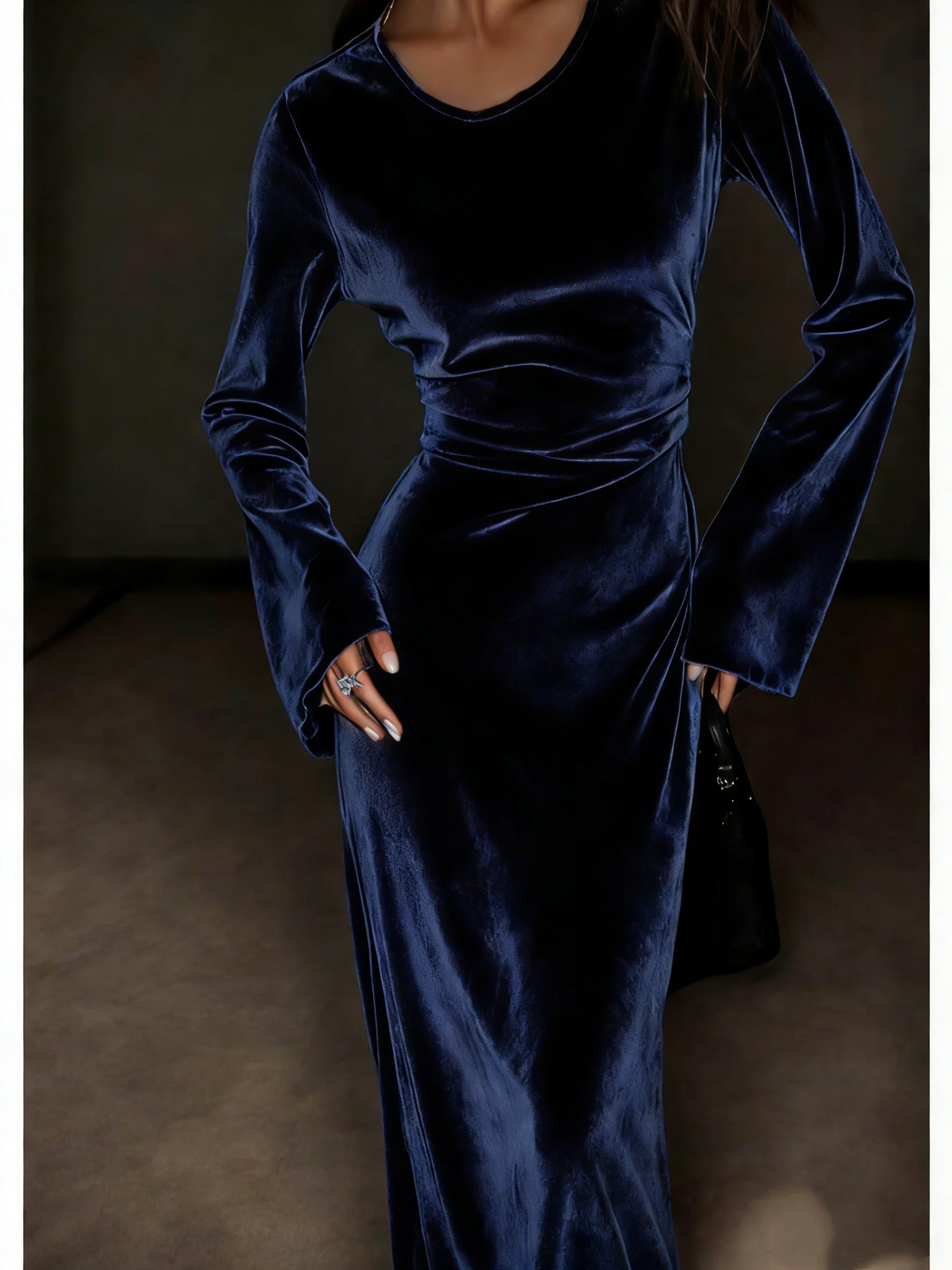 Elegante Vestido Maxi Ajustado de Terciopelo con Mangas Largas y Cordones Laterales – Elegante Vestido de Noche Marrón, Vestido de Terciopelo de Moda, Elegante