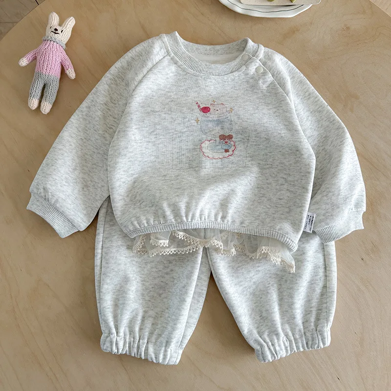 

Lace-trimmed sweatshirt set aSpring-style new two-piece set for one-year-old girls, featuring a cartoon top and sweatpants