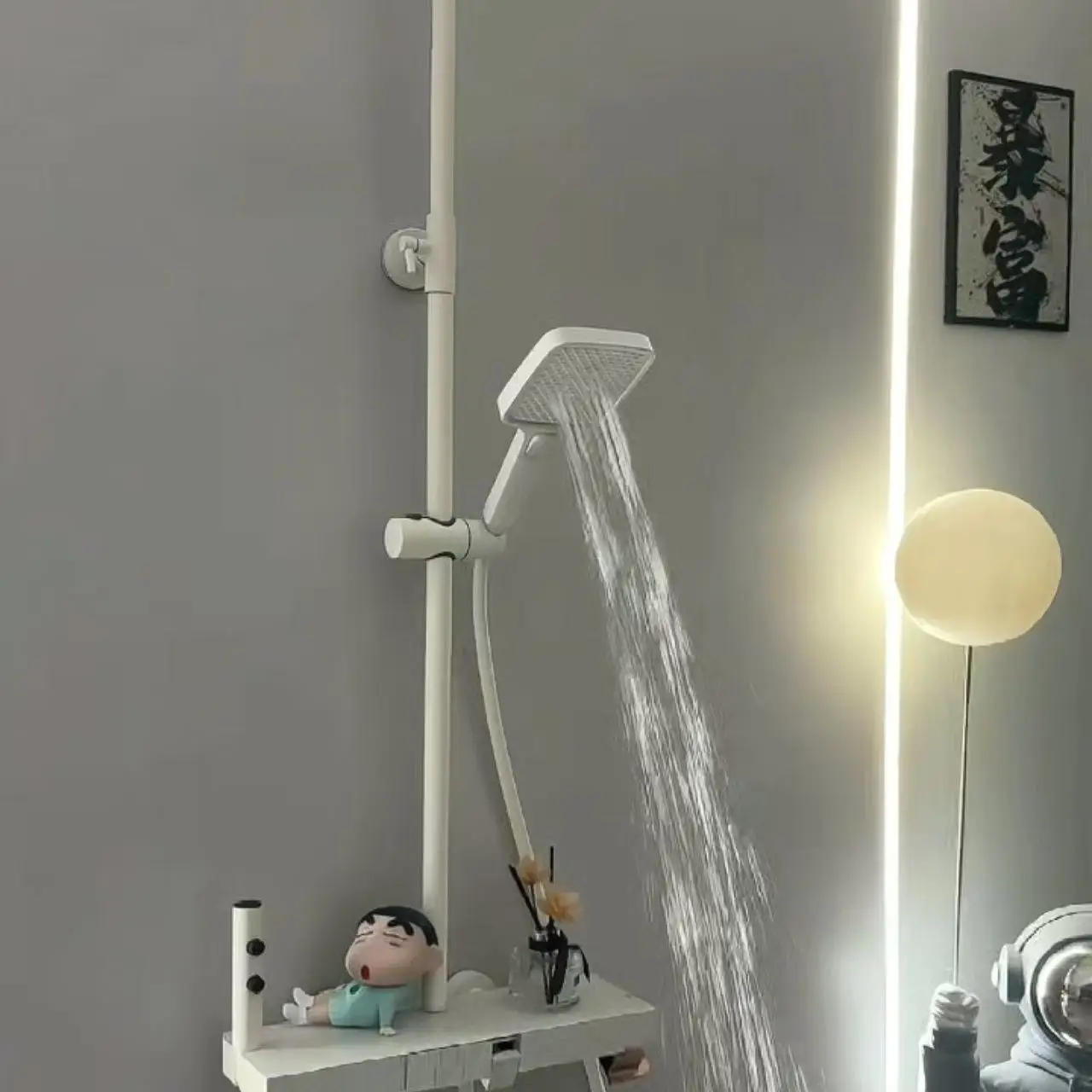 

Shower head set with 4 functions, pressurized water outlet, wire drawing process, 400mm long and 120mm wide storage platform