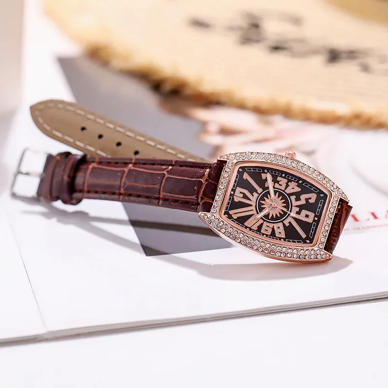 ساعة فاخرة بحزام جلدي للسيدات مرصعة بالألماس على الموضة بحزام على شكل برميل ساعة عصرية بأرقام رومانية كبيرة للسيدات