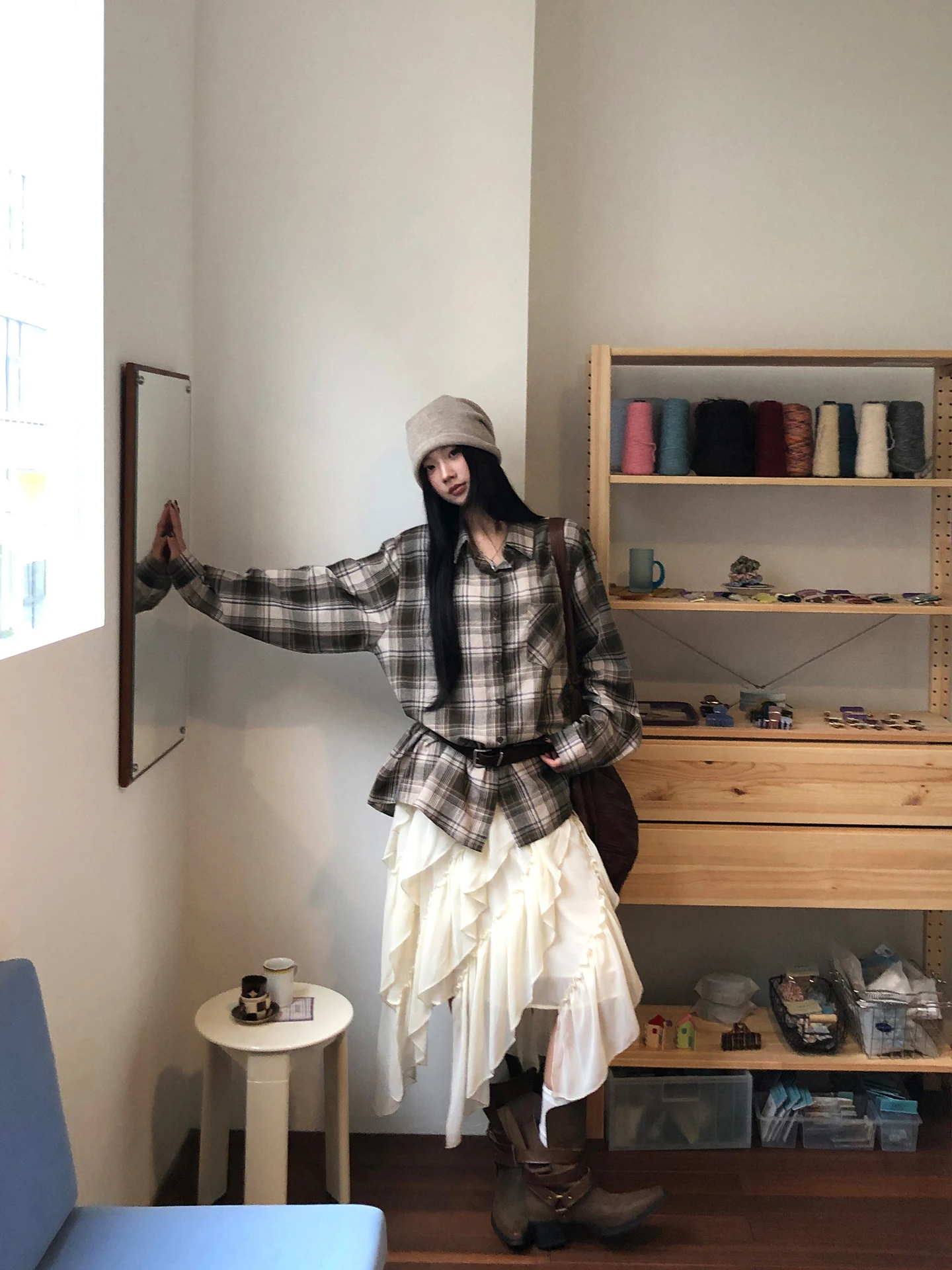 レッドパーソナリティプラザチェック柄シャツ女性初秋2025新しい非常に美しいルーズ長袖コーヒー色の女性のシャツ