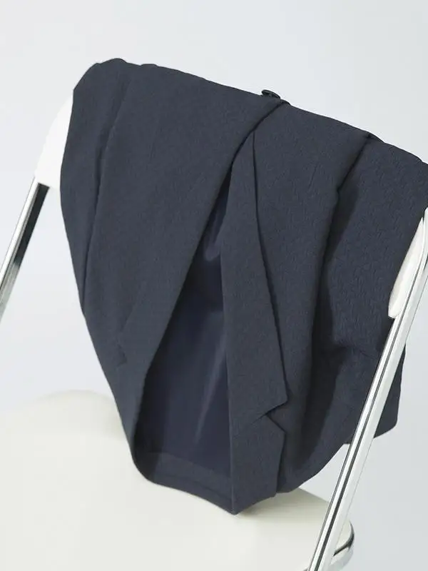 

Итальянский люксовый мужской пиджак из фактурной ткани, деловой повседневный костюм, приталенный крой, длинный рукав, на двух пуговицах, однобортный.