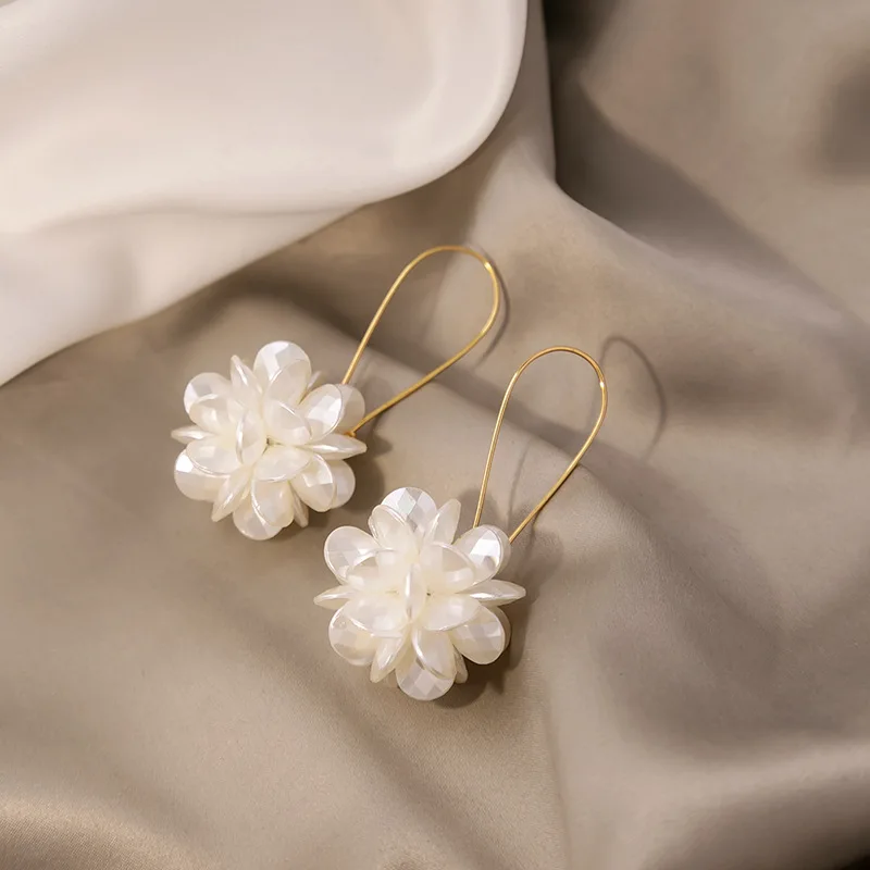 Korean Fashion Elegant Flower Ball Pendant Earrings For Women High-end White Pearl Blossoms Party Wedding Ear Rings Lady Jewelry