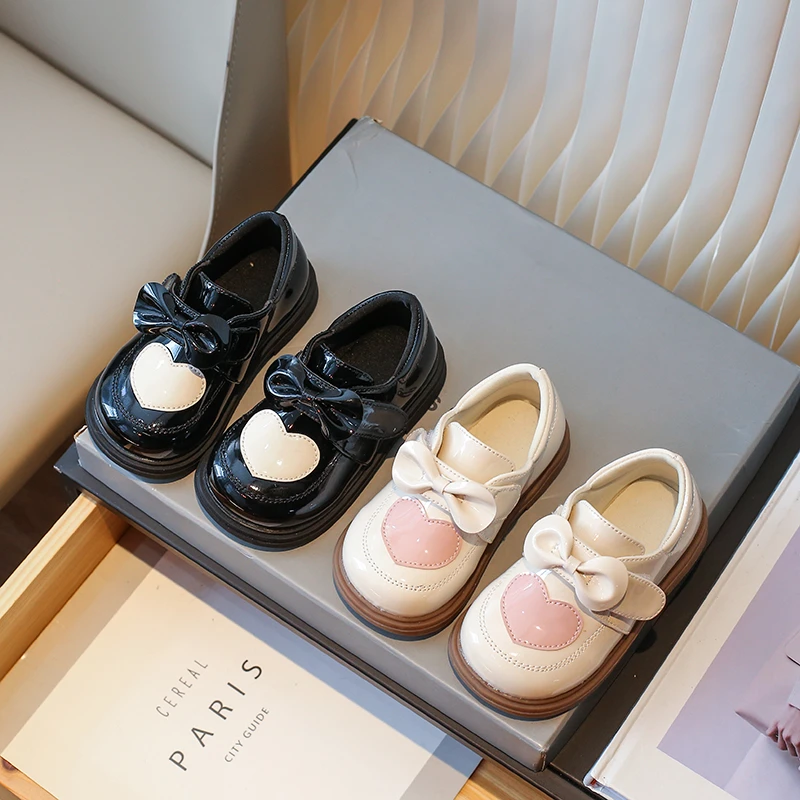 Niedliche Mary-Jane-Schuhe mit Herzapplikation und Plateausohle für kleine Mädchen, Freizeitschuhe aus Lackleder mit Schleife und Klettverschluss, dicke Sohle – Detail 2