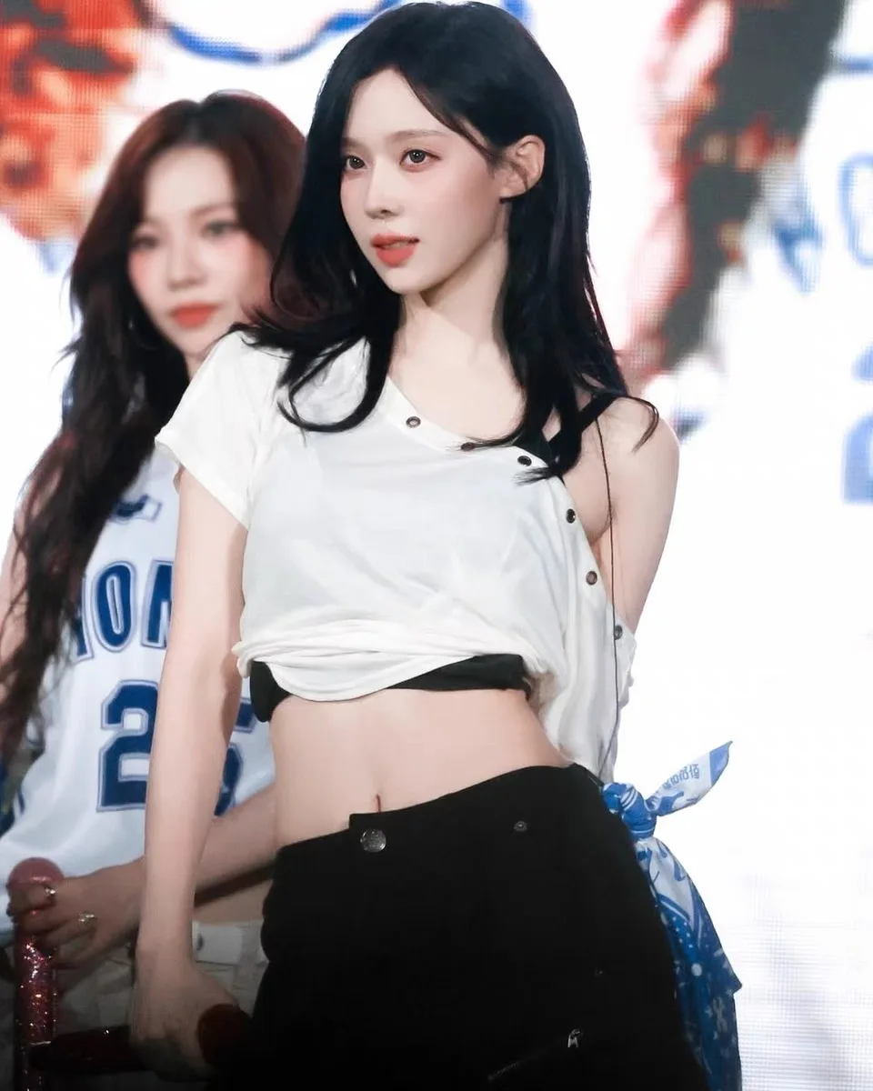 تي شيرت بأكمام قصيرة وفتحة كتف غير متماثلة، تي شيرت مثير بفتحة جانبية للرقبة، ماص للرطوبة بلون واحد بأسلوب عملي #2