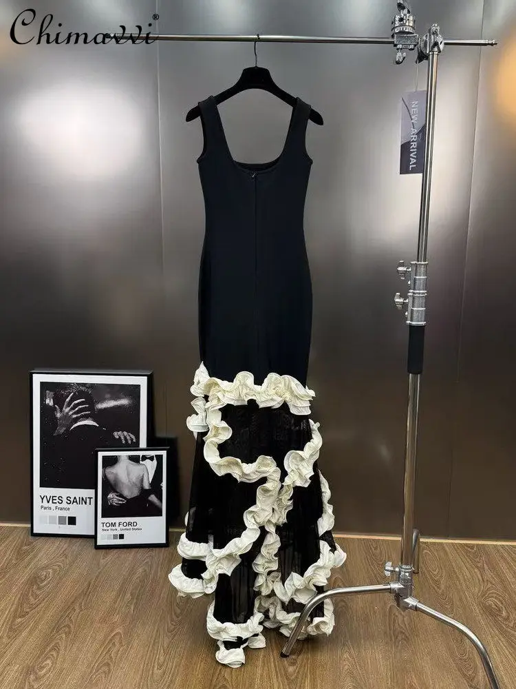 春らしいフレンチスタイルのローネックノースリーブ、カラーブロックパッチワーク、3D立体的な花柄の縁取りが特徴の、スリムでエレガントなパーティードレス。