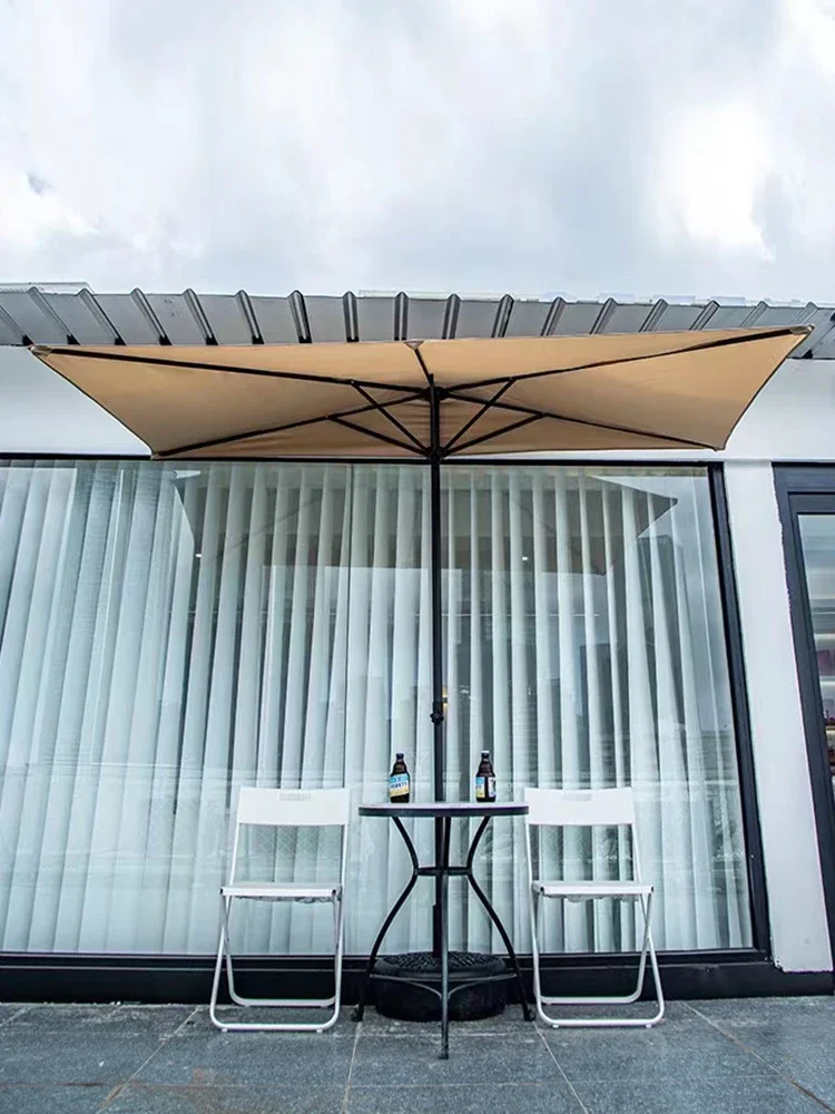 Mezzo ombrello da esterno contro la parete tenda da sole di sollevamento dell\'ombrellone laterale del balcone del giardino