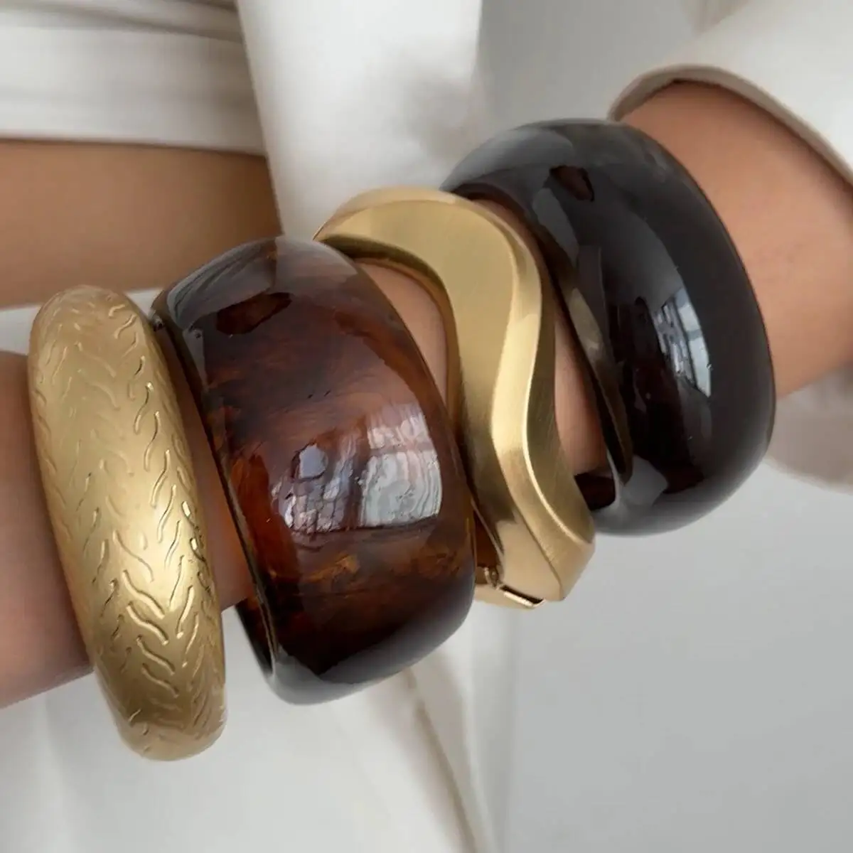 Salircon 4 Stile Vintage Unregelmäßige Harz Breite Klobige Armreifen für Frauen Punk Geometrische Welle Metall Stapelbare Armbänder Schmuck