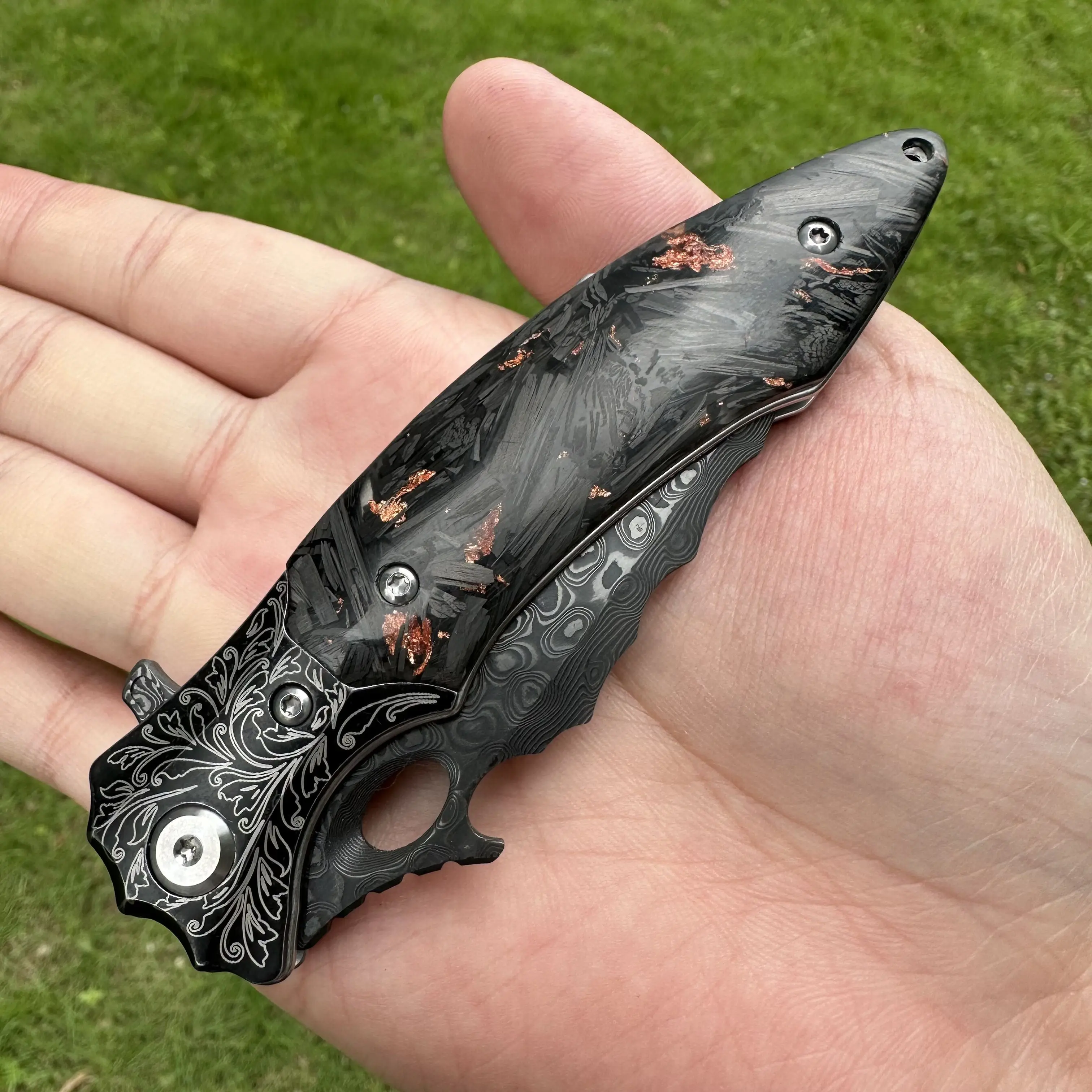 Topwell ماستر اليدوية سكين للفرد دمشق Vg10 شفرة طلاء التيتانيوم الأسود النحاس ألياف الكربون مقبض افتتاح سلس EDC