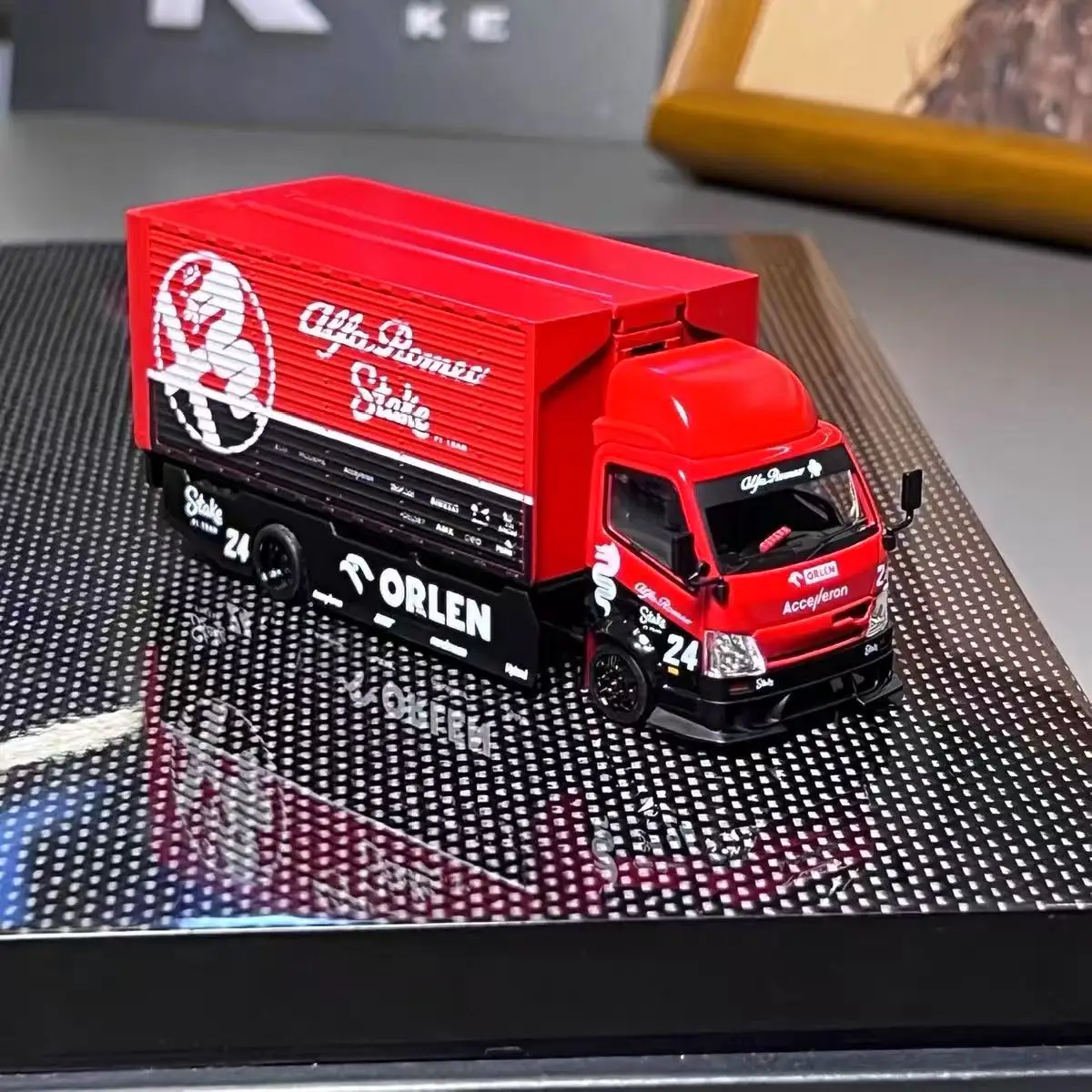 Stock pronti Micro Turbo 1/64 Gull Wing Gat Camion personalizzato Collezione rossa metallizzata Modello di auto in scala regalo