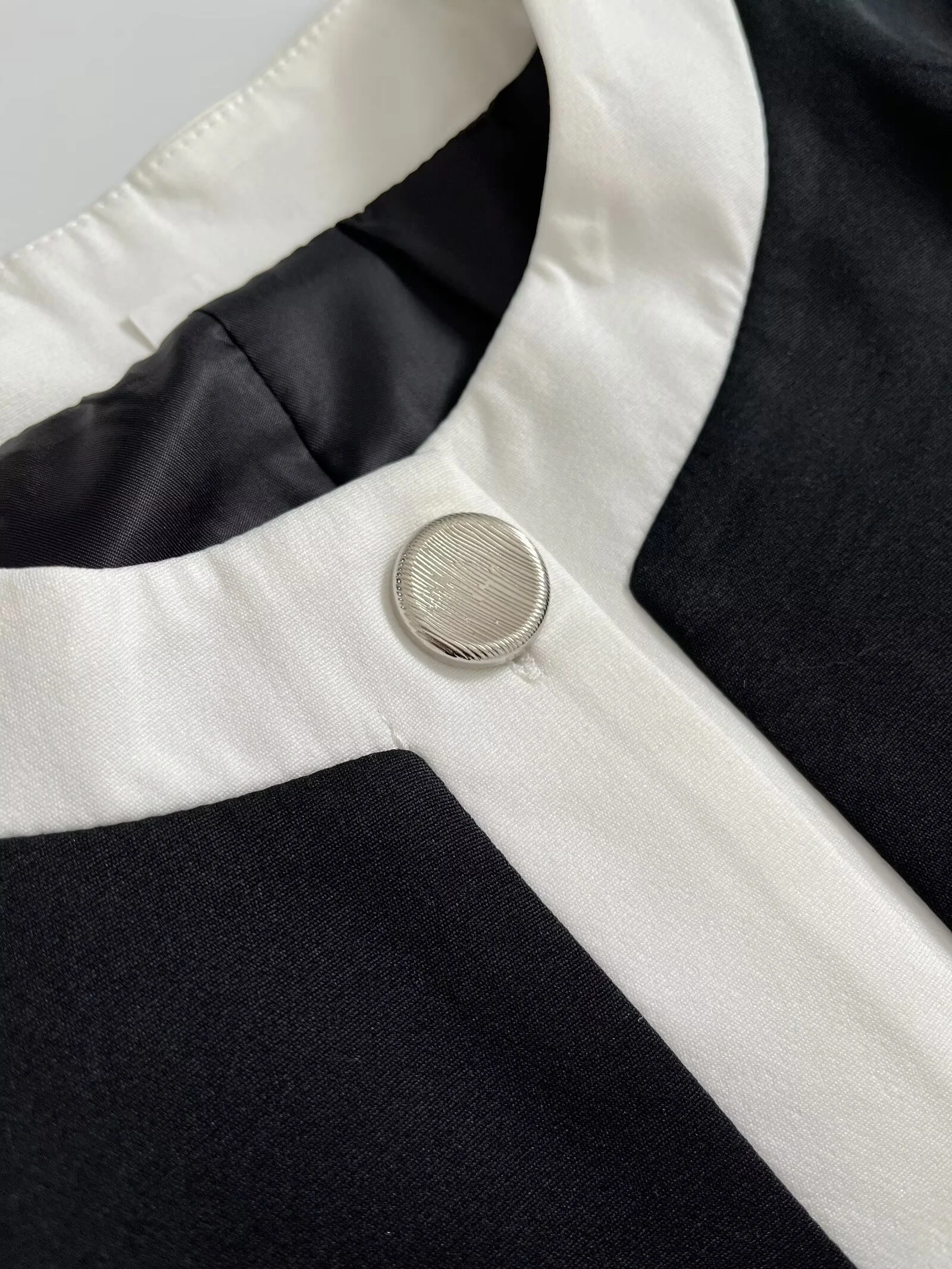 DEEABAE 2025 ملابس نسائية جديدة لخريف 2025 على الطراز الأوروبي والأمريكي سترة ضيقة بألوان متباينة ورقبة مستديرة وأكمام قصيرة #3