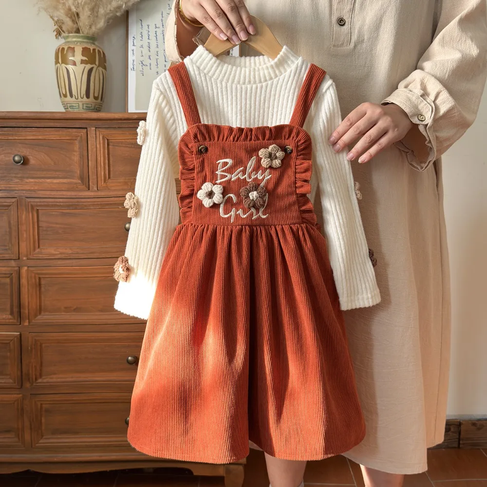 

Комплект из 2 предметов в пасторальном стиле для девочек: топ с цветочным принтом и вышивкой, платье на бретельках. Модные весенне-осенние наряды для детей 4-7 лет.