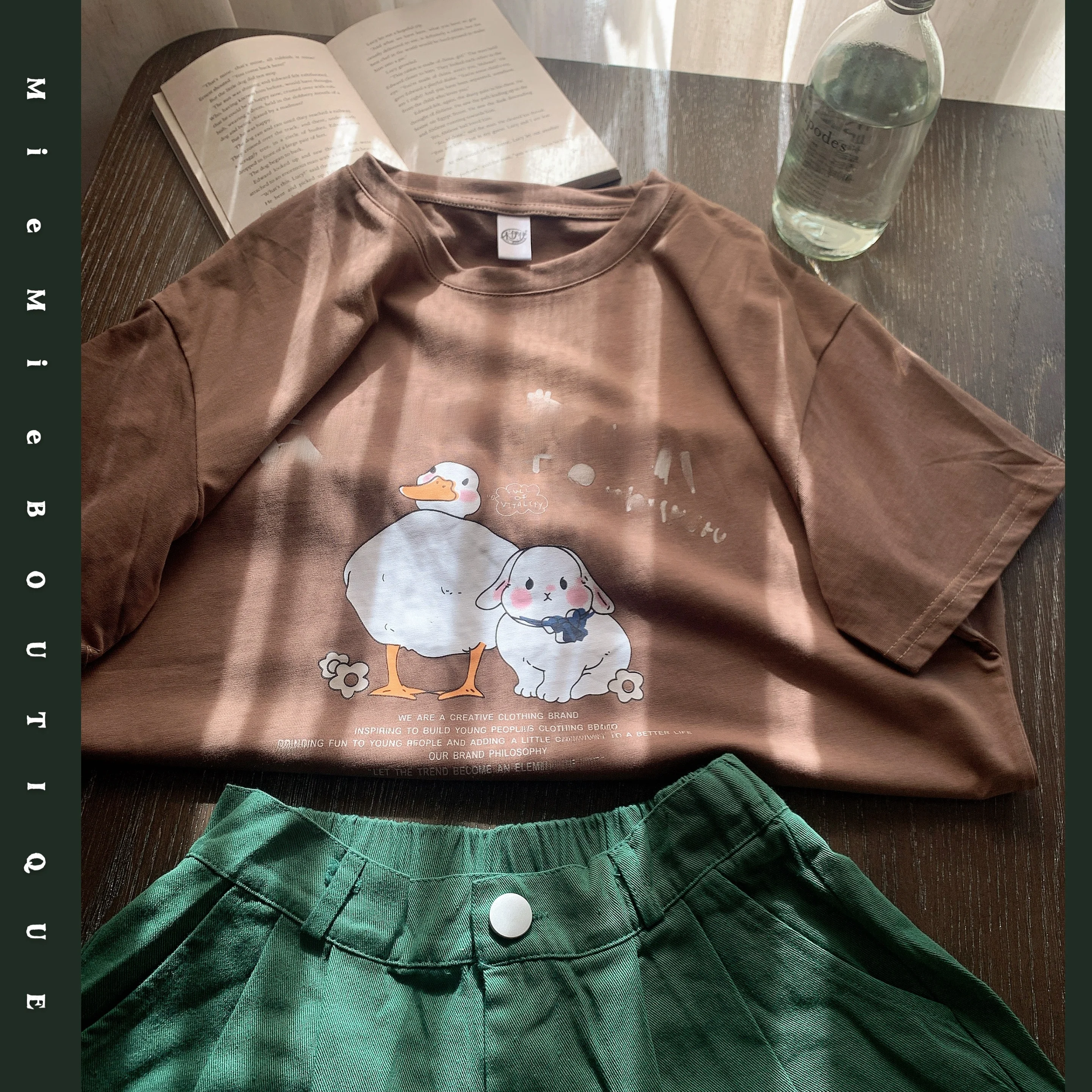 Camiseta de Algodón Natural con Estampado de Conejo y Pato, Diseño Vintage Simple, Manga a la Altura del Hombro, Cuello Redondo, Corte Regular, Top para Mujer