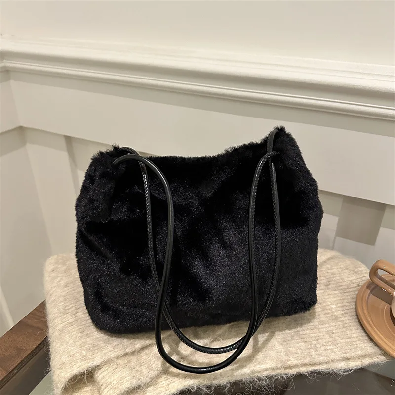 

Изысканный дизайнерский кошелек для женщин. Модная сумка через плечо с классическими линиями и ощущением роскоши. Функциональная и модная.