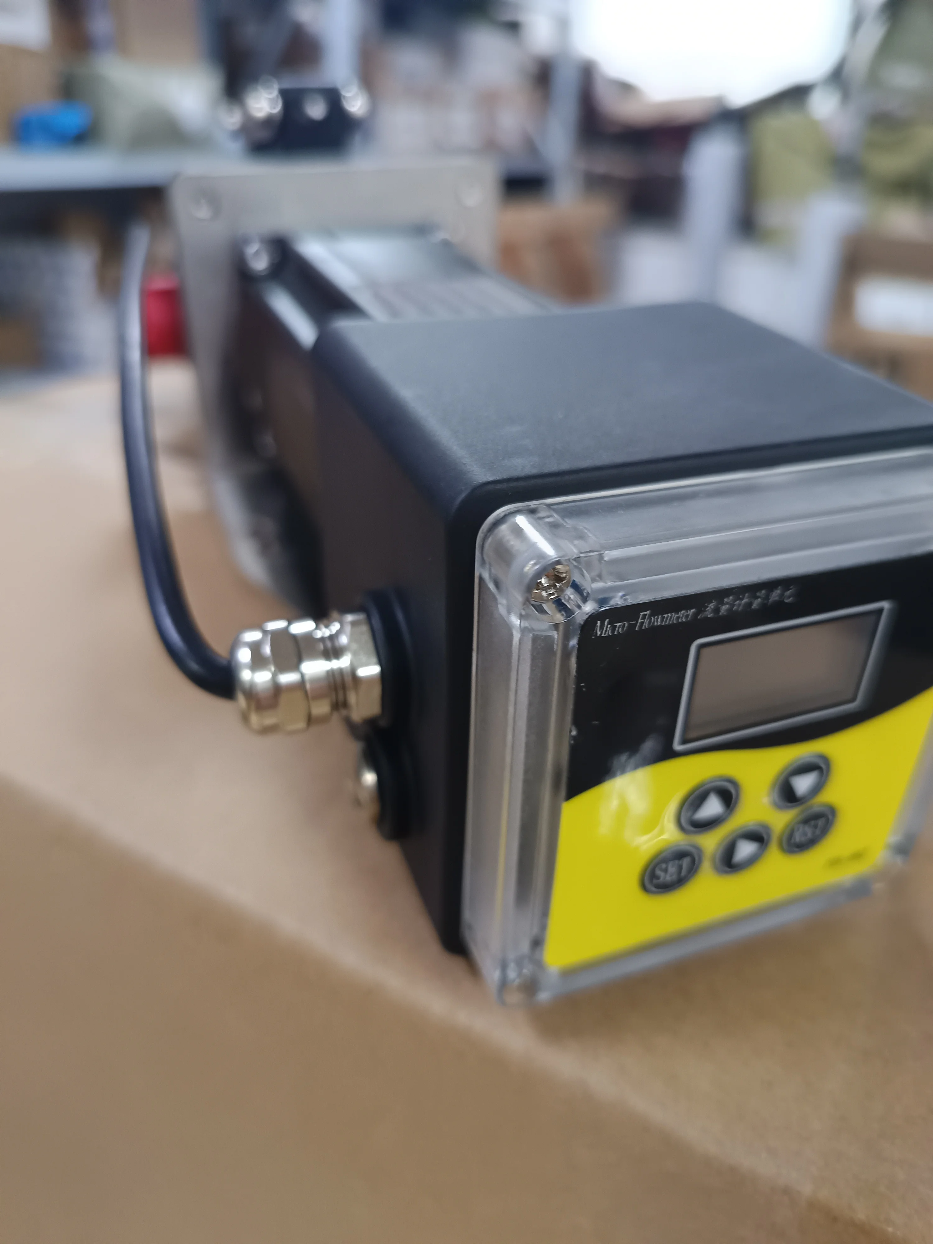 Valve-less pump with control panel and motor, offered at a discounted price for quantitative dispensing.